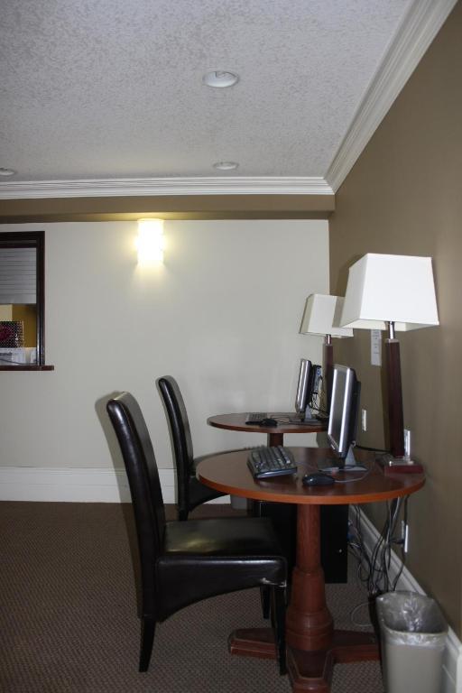 Lakeview Inns & Suites - Edson Airport West Kültér fotó